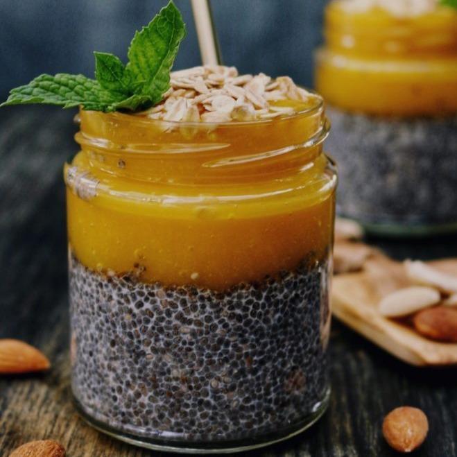 Budincă de chia cu mango congelat Terarium și caju